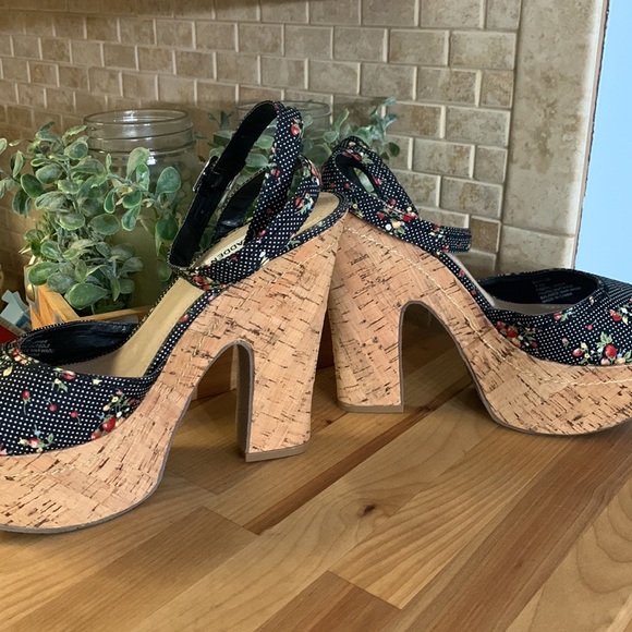 Steve Madden Gurllee Black Floral Polka Dot Platform Ankle Strap Sandal Heels - Picture 6 of 9